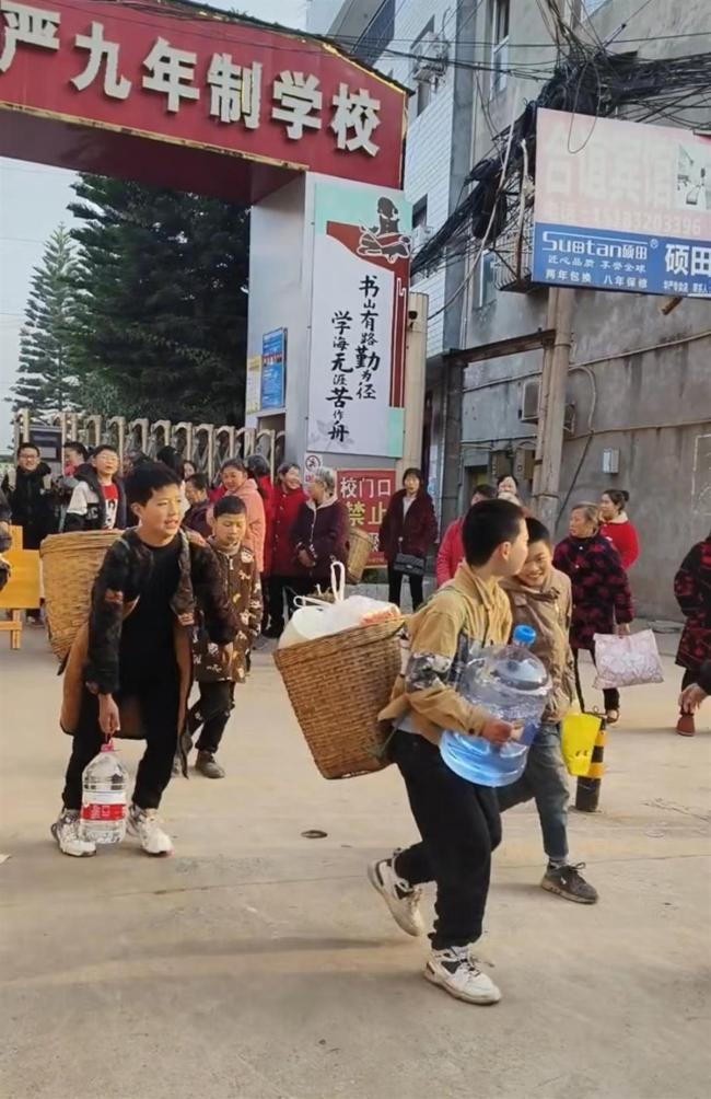 四川一小学组织学生野炊 校长称已组织多年 学生背小背篓自备炊具食材