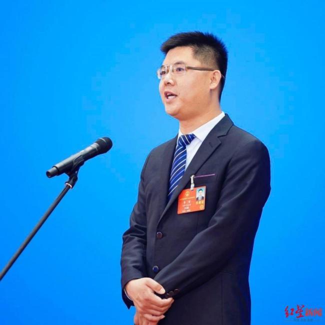 全国人大代表李君呼吁艺人不代言网游，并限制网络直播打赏 每个账户每日打赏额不应超100元