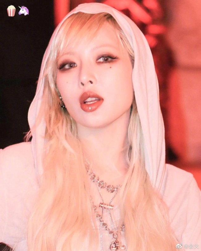 泫雅巴黎时装周看秀造型好辣啊！这身材可真的太想拥有了