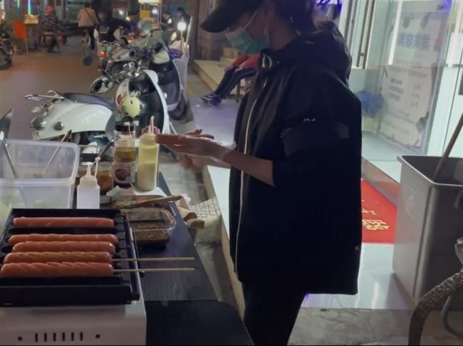 女护士下班摆摊卖“无菌烤肠” 网友：赚的辛苦钱 没啥问题