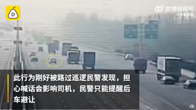 女子高速开车突然减速实线变道，后面车辆遭殃 网友：应该吊销驾照