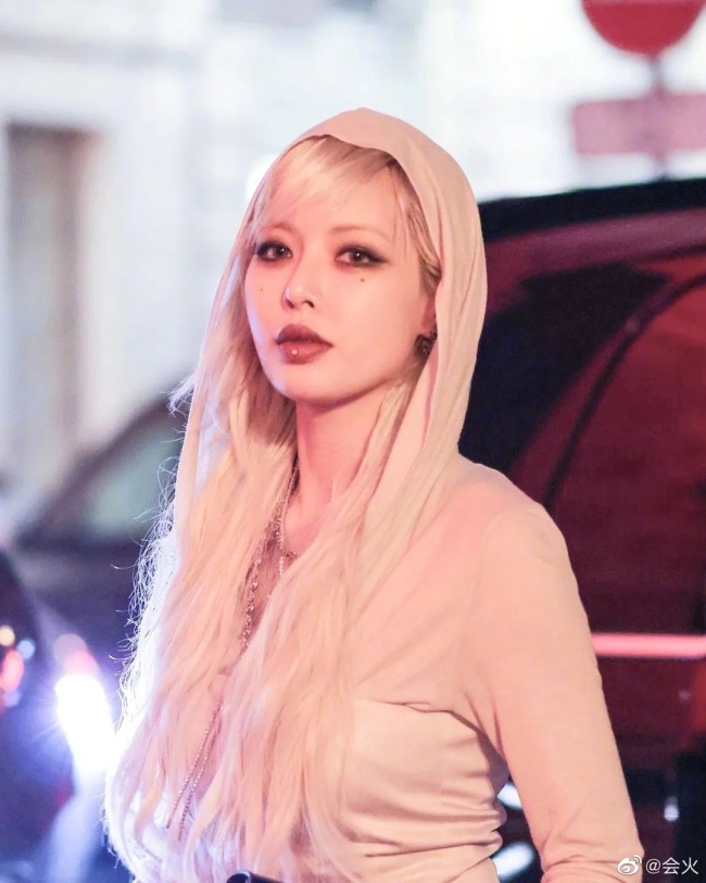 泫雅巴黎时装周看秀造型好辣啊！这身材可真的太想拥有了