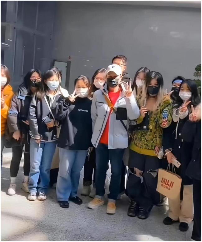 人民网评粉丝接机行为不妥 ​张颂文打脸多少演员呢