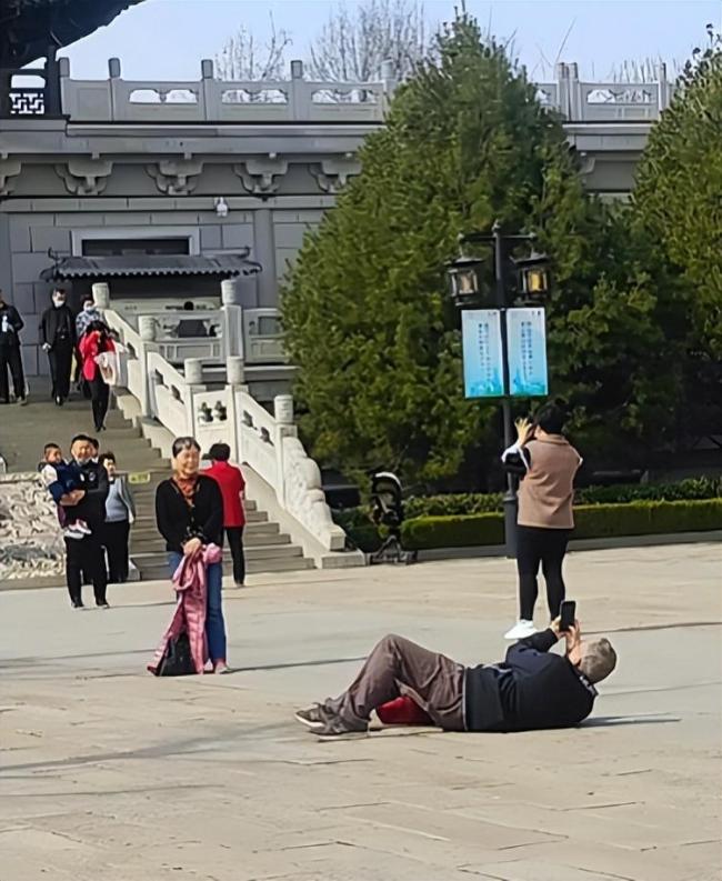 大爷躺地上为大妈拍照，网友：老腰也不疼了