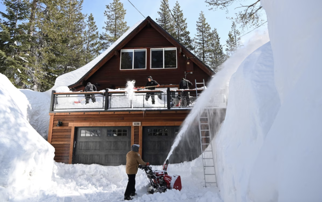 美国南加州发生罕见雪灾超75万用户断电2