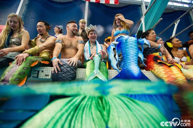 “世界上最大的美人鱼大会”在美国举办