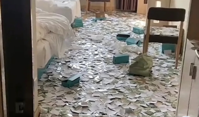 酒店客人退房后房间贴满贴纸:密密麻麻,令人震惊!