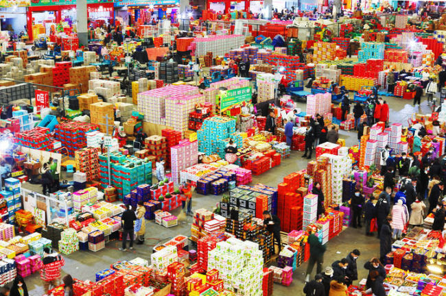 消费者在浙江义乌果品市场采购年货（2023年1月17日摄）。新华社发（龚献明摄）