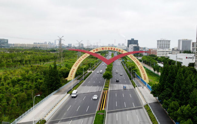 这是位于上海外高桥保税区的中国（上海）自由贸易试验区标志“海鸥门”（2022年6月21日摄，无人机照片）。新华社记者方喆摄