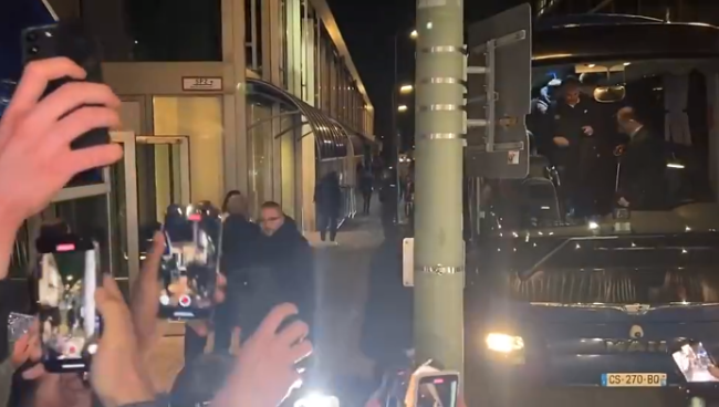 大巴黎全队抵达慕尼黑