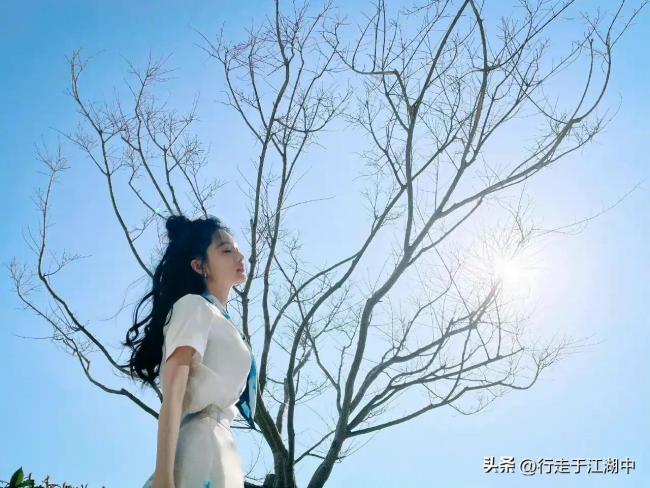 李沁分享扎染裙随拍 网友：这不纯纯女大学生嘛 