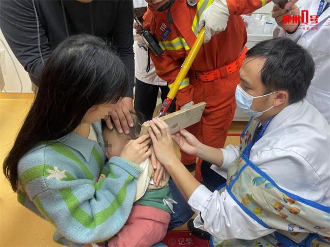 揪心！1岁4个月幼童头部被钢钉刺入穿透脑膜 消防与医生联手抢救 真是太危险了