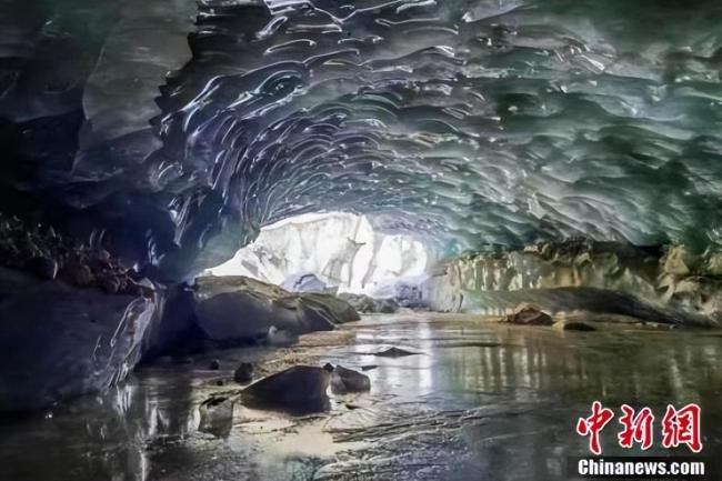 西藏发现165米长大型冰洞 “很快就会变成打卡地点”  