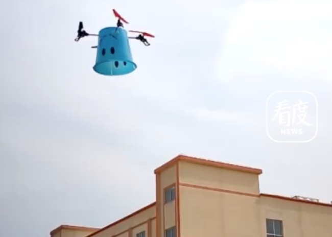 教师用垃圾桶组装无人机：孩子们眼中是带着光的