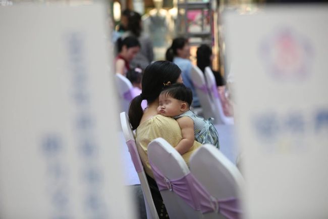 职场妈妈在废弃厕所吸奶 “背奶妈妈”的隐秘战争