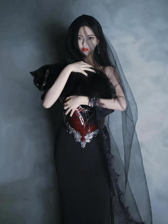 杨超越黑纱遮面造型 "我的暗黑系女友"