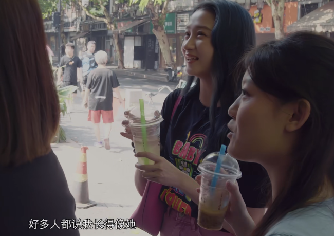关晓彤杭州感受南北差异 称再也不逼别人喝豆汁了 