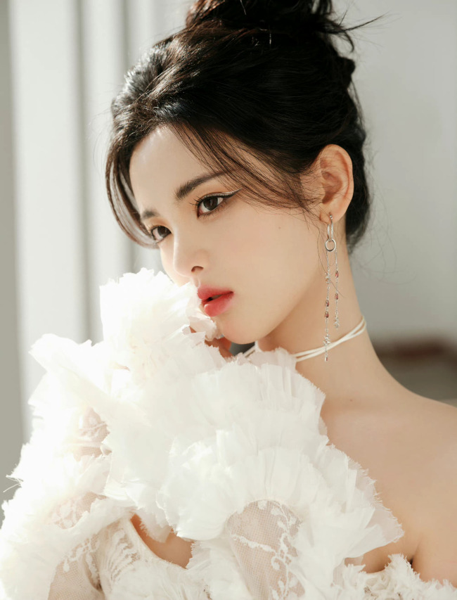 杨超越白色纱裙盘发造型 简直像神仙下凡