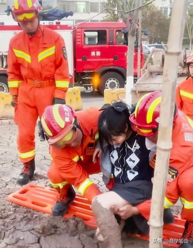 女记者采访途中陷入泥地 消防员出手“拔萝卜”相救 网友却笑疯了