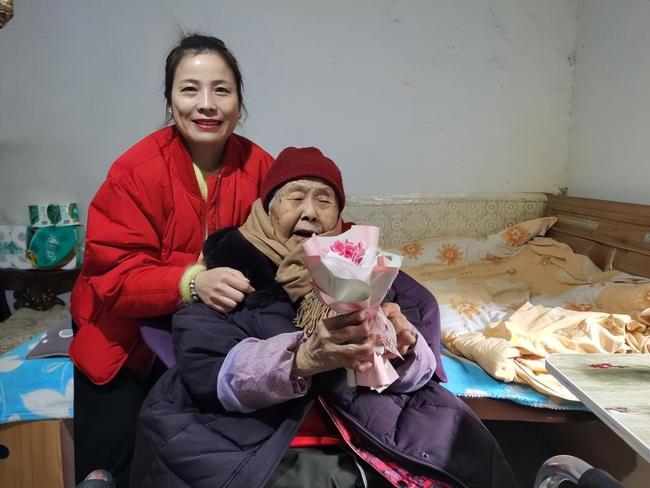 女子被误认后帮老人圆梦 老人还送了镯子 你会做这样的好心人吗?