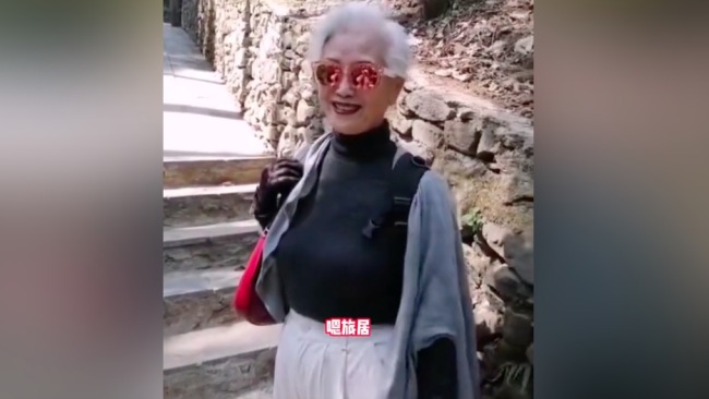网友大理遇优雅白发奶奶
