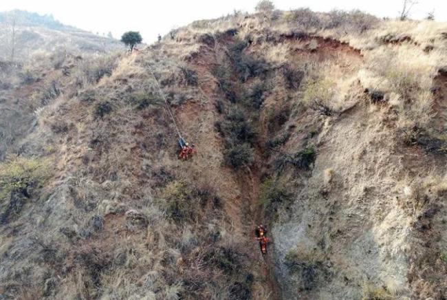 夫妻景区游玩丈夫不慎坠落百米悬崖 消防人员徒步救援