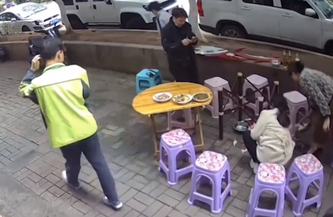 一家人吃饭菜刚齐玻璃桌炸裂，辛苦准备全白费，淡定捡3盘继续吃