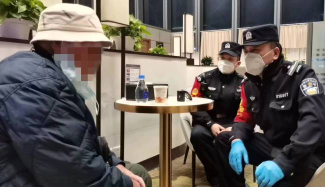 79岁老人离家出走被北京火车站民警及时发现，想去黑龙江见朋友