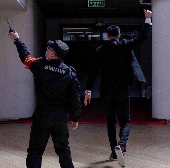 杜锋或遭CBA禁赛！质疑裁判员判罚，干扰比赛正常进行