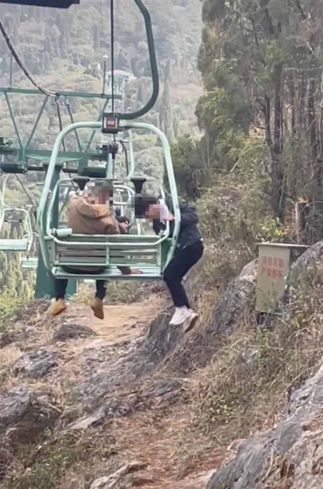 景区回应男子在索道运行时攀爬缆车:违规 核实中