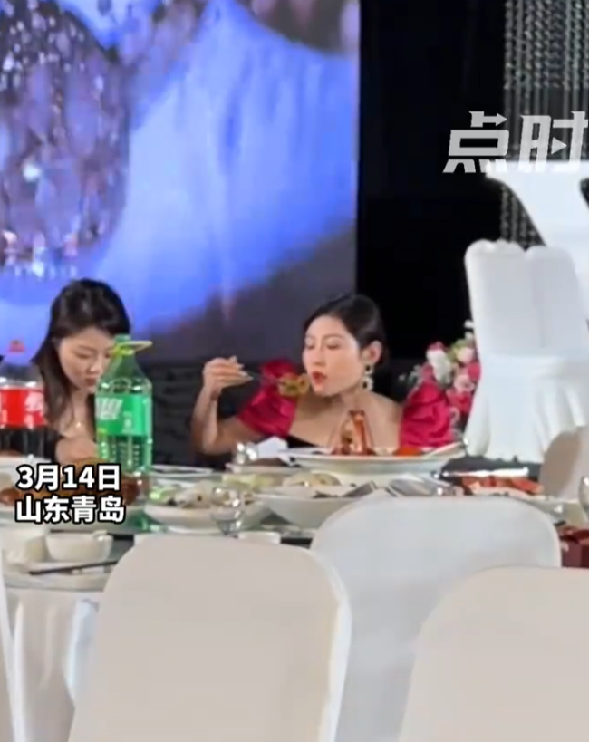 新娘大口搂席急坏司仪 新娘表示：自己太想吃席了，所以就结了个婚