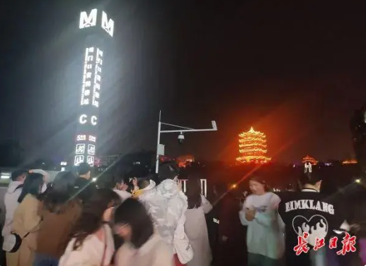 乘客背向坐电梯拍黄鹤楼地铁紧急调整