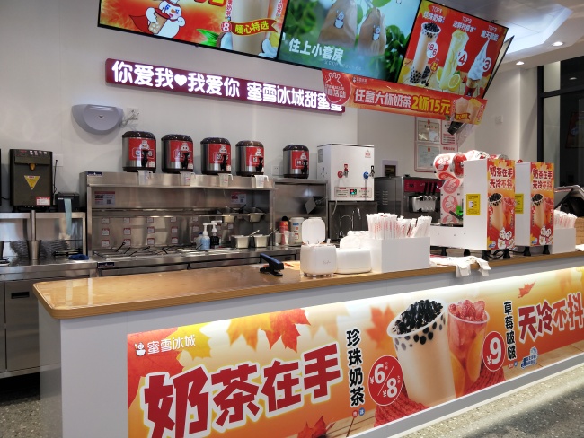 蜜雪冰城门店被曝用过期食材，频繁篡改保质期标签