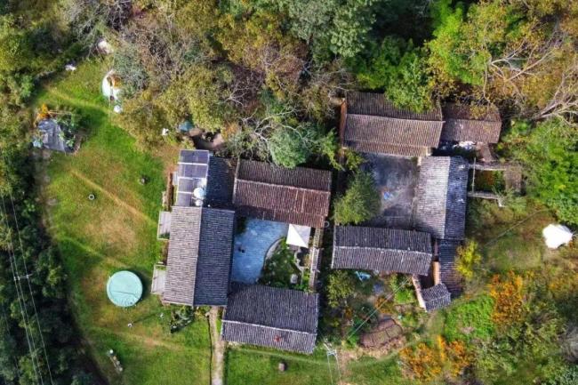 33岁女生在荒山独居6年徒手建房：没结婚，没伴侣，没孩子