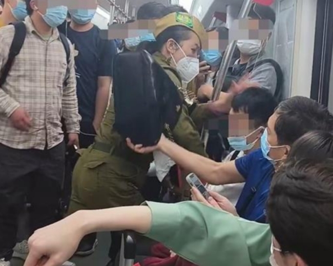 女子地铁殴打小伙称“男人必须站着” 女子因口角挥拳重击男子