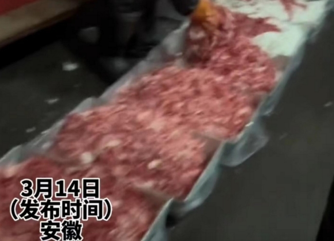 男子暗访肥牛卷制作黑幕：用油和鸭血制成，就是没肉！