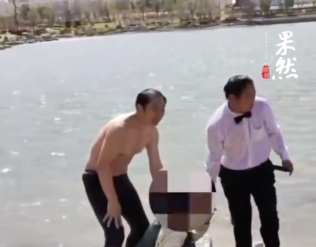 准新郎和摄影师协同救人