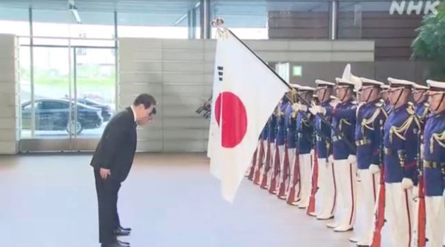 尹锡悦对日本国旗鞠躬！韩国网友：这是无条件投降！