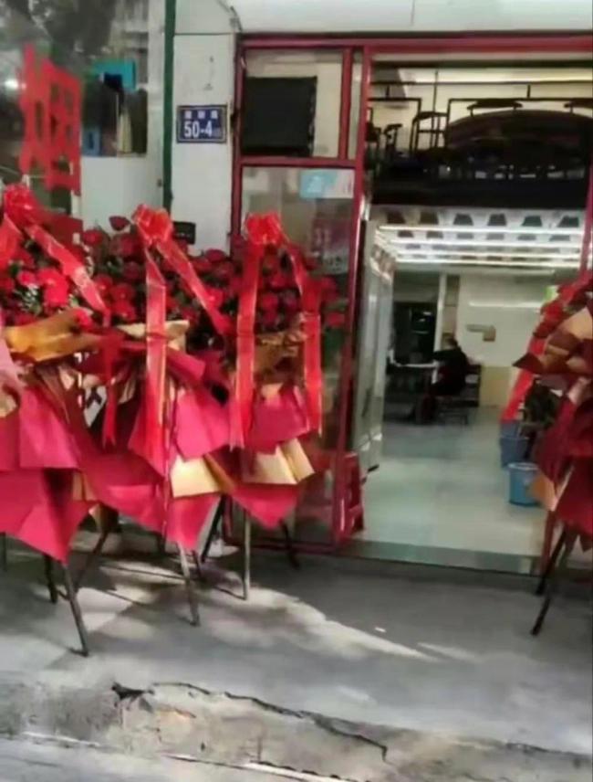新店开业门口放花篮被城管罚款 店老板：这是习俗，想不通