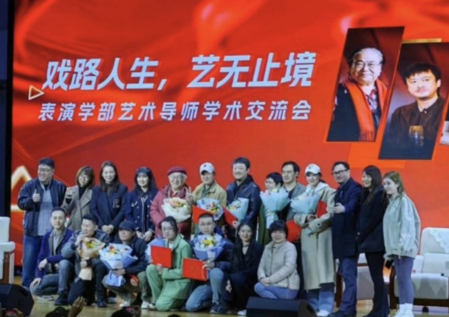 张颂文亮相北京城市学院  