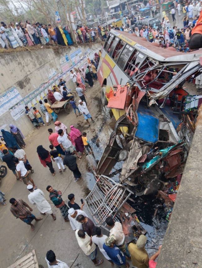 孟加拉国一公交坠入沟渠至19人遇难，警方认为车辆失控后撞上护栏导致坠沟