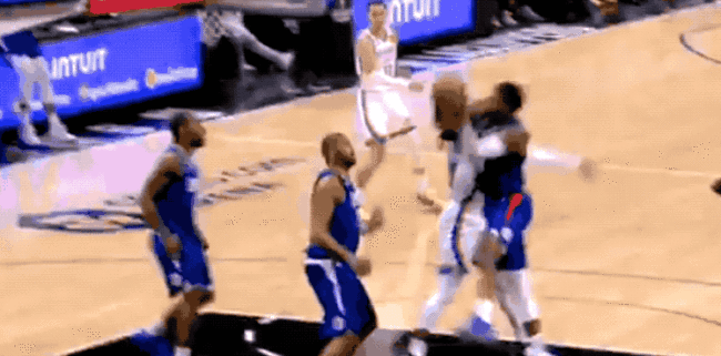 保罗乔治右膝严重受伤！对抗抢篮板时被多尔特撞倒