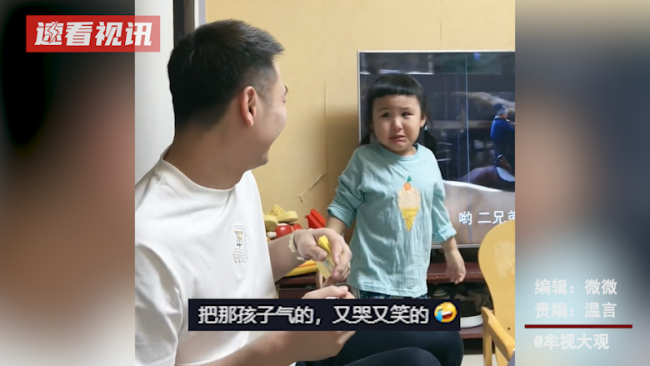 当爸爸剪坏了女儿的刘海 两人对视笑得不能自己