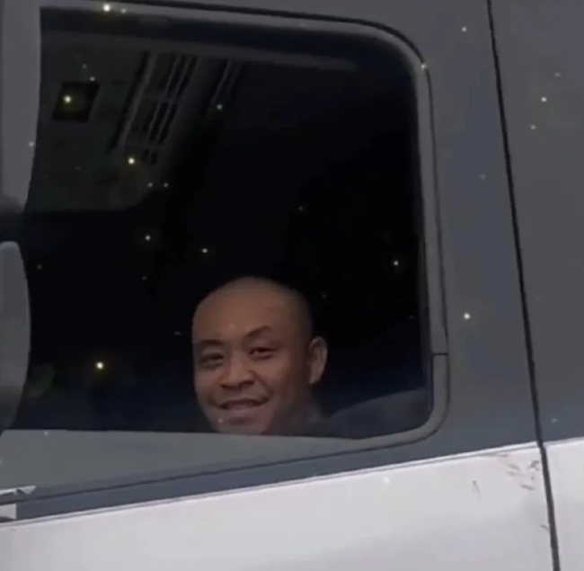 女儿高速遇开货车的爸爸：一声“爸爸”化解了父亲的一身疲惫