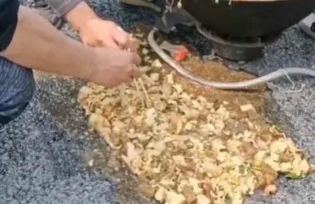 锅被吹翻工人从地上夹菜，不吃就得饿肚子！