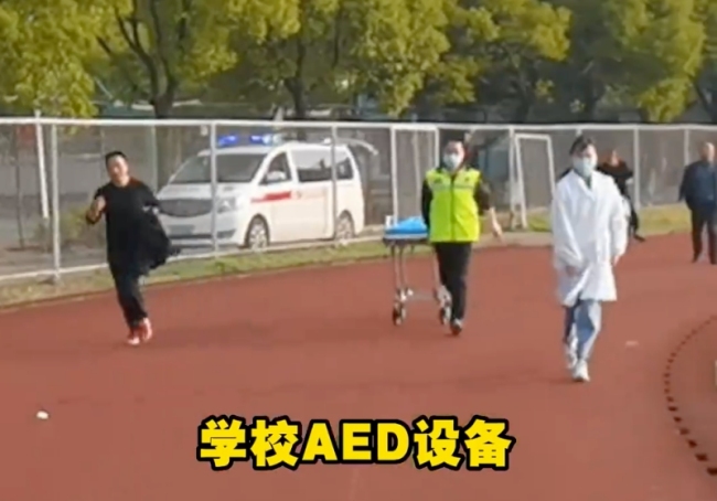  学生心脏骤停被老师救回，老师用AED救回倒地男生！