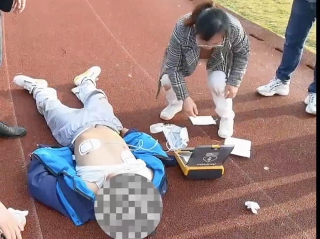  学生心脏骤停被老师救回，老师用AED救回倒地男生！