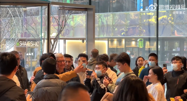 现身三里屯苹果零售店 库克又谈AI创新提速：发明者有责任保证技术被正确使用，并帮助人类