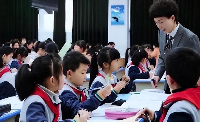 越来越多中小学教师岗和编制脱钩，铁饭碗恐被打破？家长大力支持 背后原因是什么？