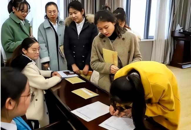 越来越多中小学教师岗和编制脱钩，铁饭碗恐被打破？家长大力支持 背后原因是什么？